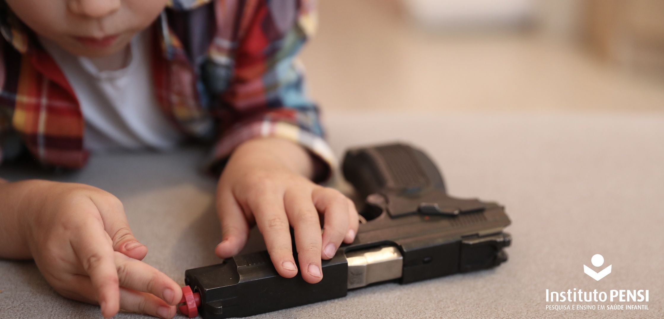 Existe uma arma de fogo onde seu filho brinca?