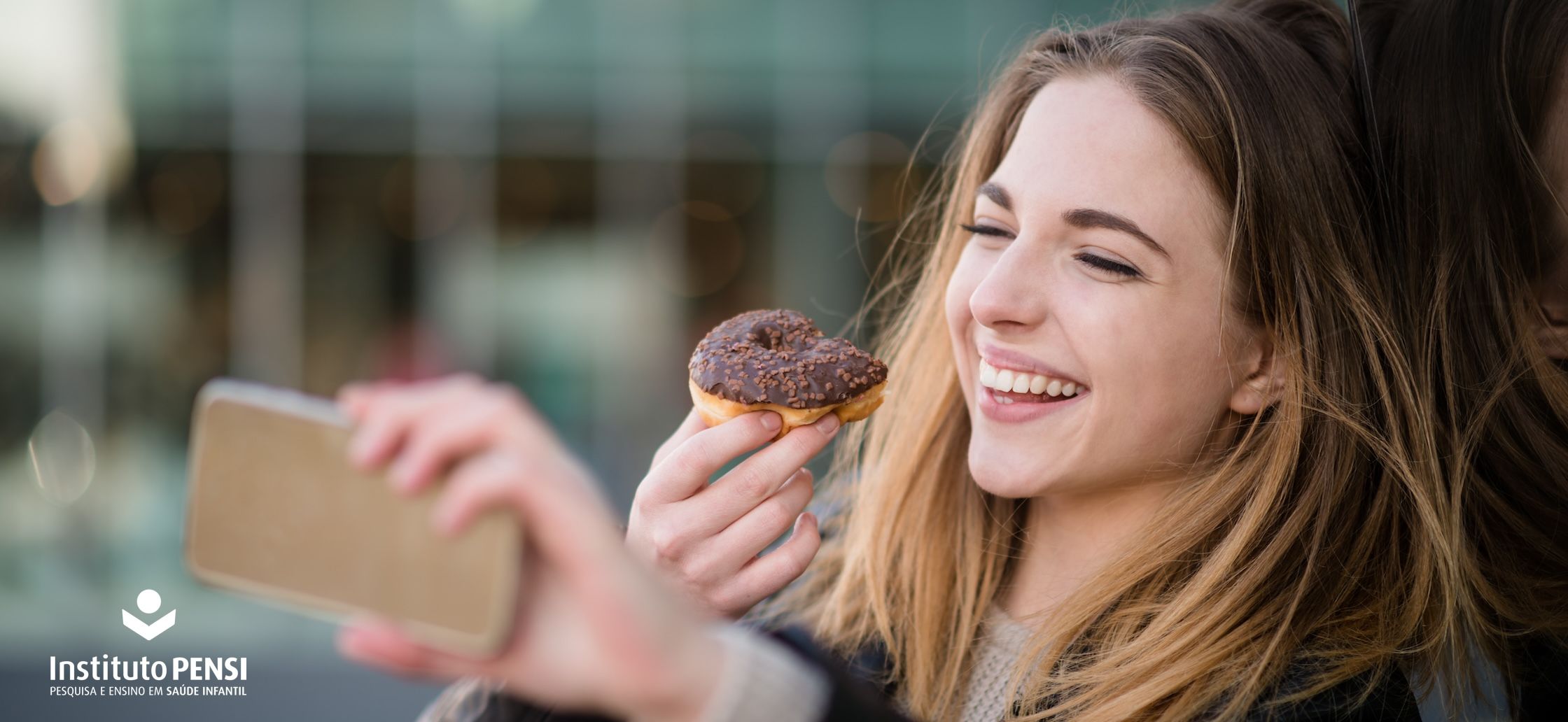 Celebridades da música são usadas para promover alimentos não recomendados para adolescentes