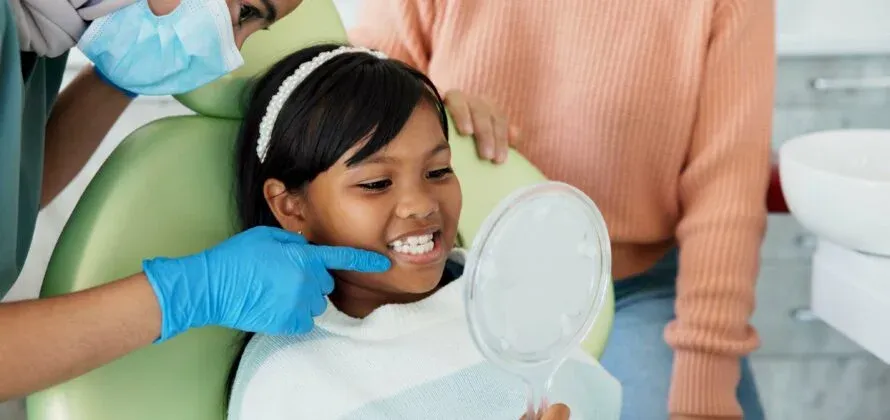 Os pais das crianças no consultório do dentista