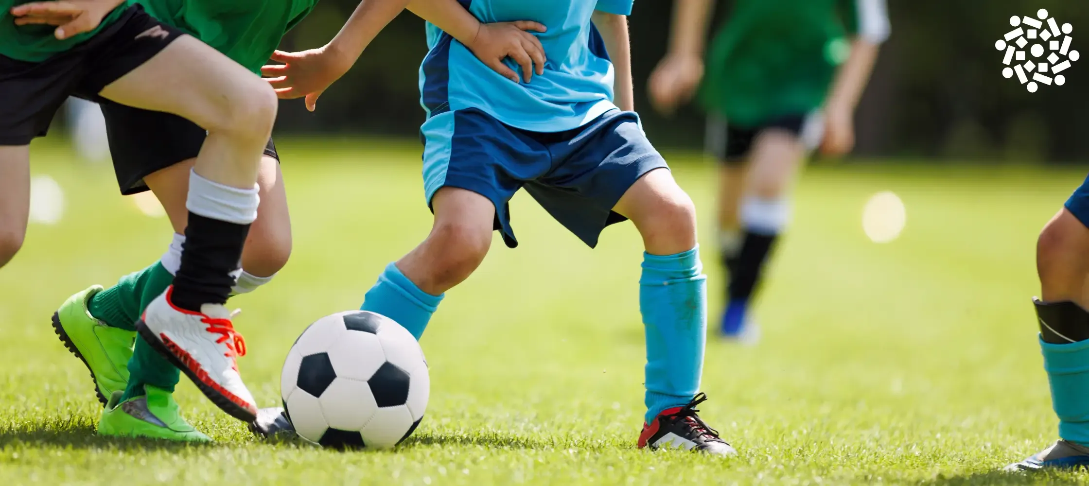 Crianças jogam futebol - esporte traz diversos benefícios para a saúde e o desenvolvimento infantil