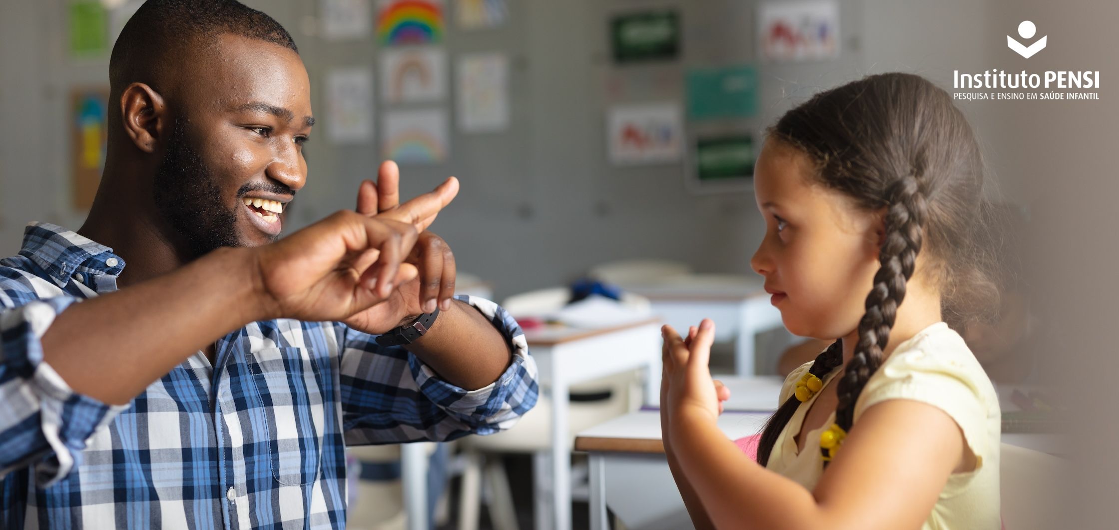 Uso de linguagem gestual após o implante coclear pode retardar o desenvolvimento verbal