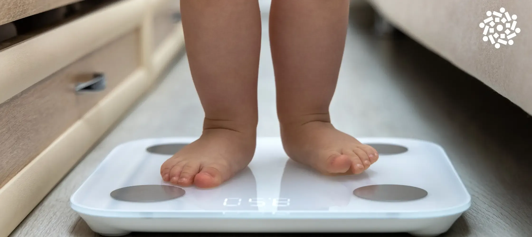 Bebê sobe na balança: obesidade infantil é um dos principais desafios de saúde pública no Brasil