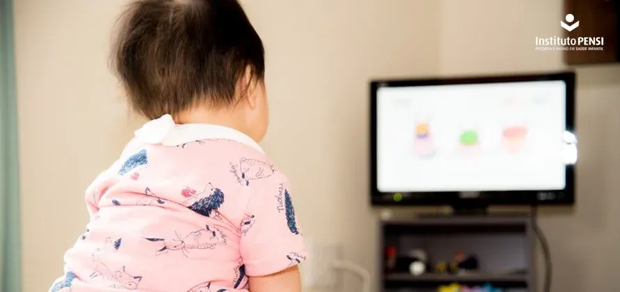 Exposição à TV pode levar a agitação nos bebês