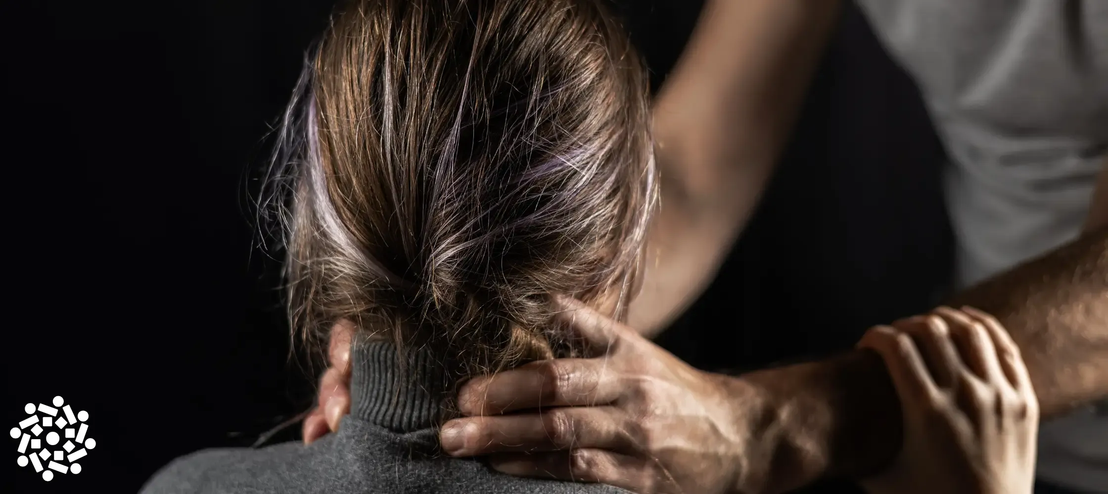 Um homem segura uma jovem pelo pescoço com força. Imagem remete à violência sexual.
