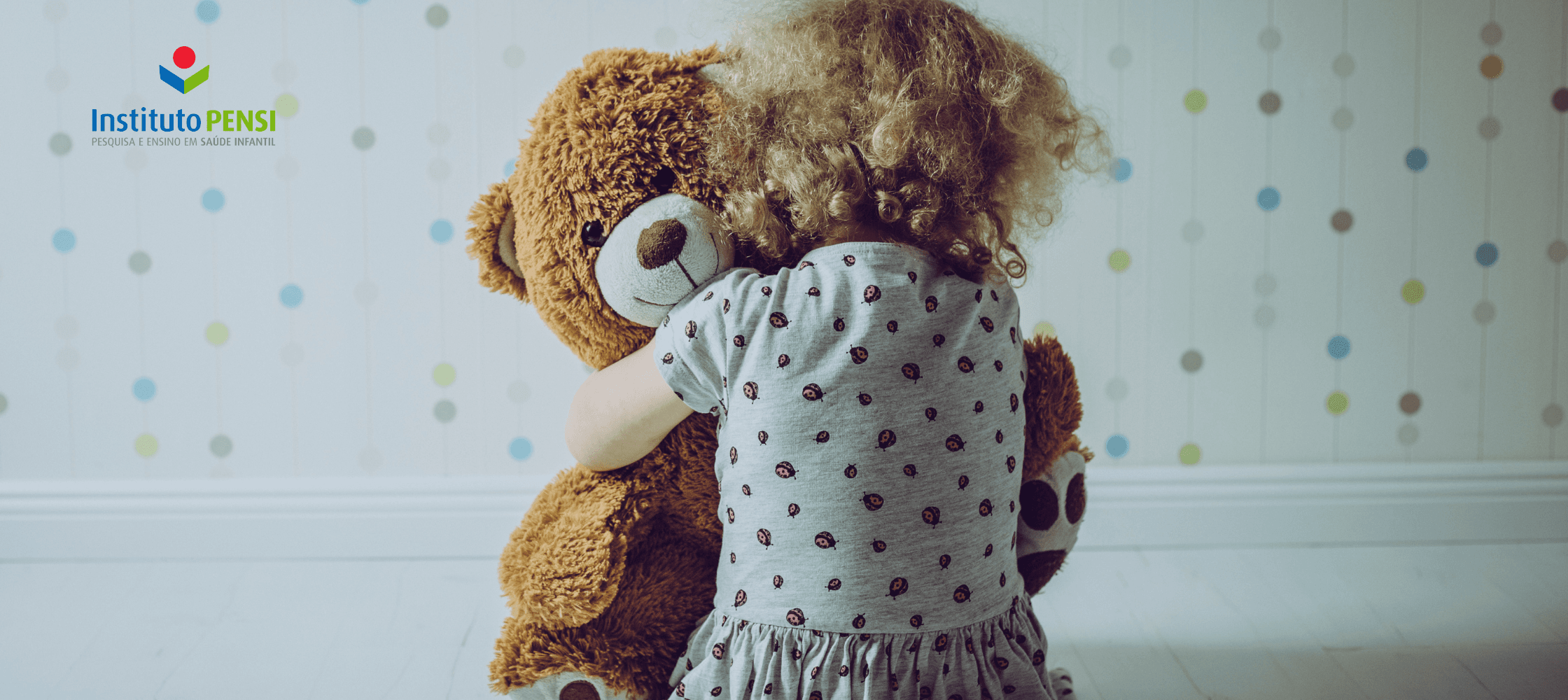 Menina escreve bilhete para relatar abusos de padrasto: 'Me ajuda'