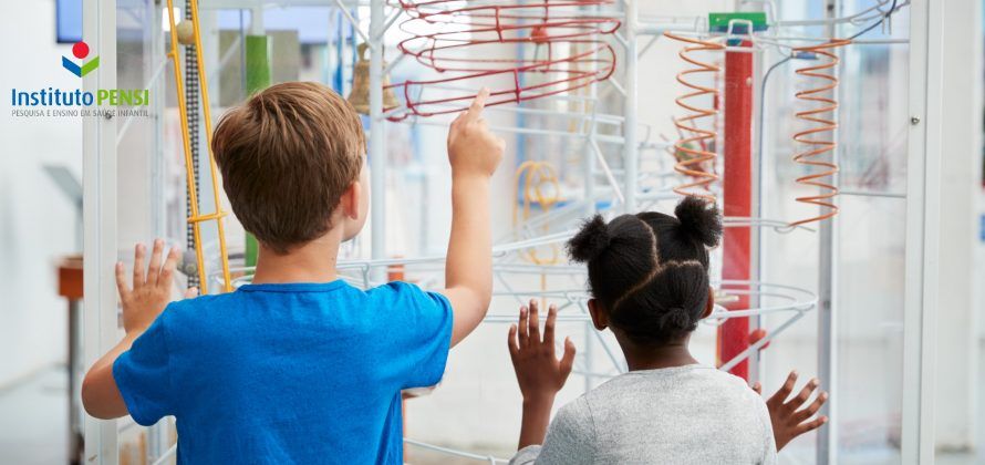 É férias, vamos tirar as crianças das telas! Que tal levá-las ao museu?