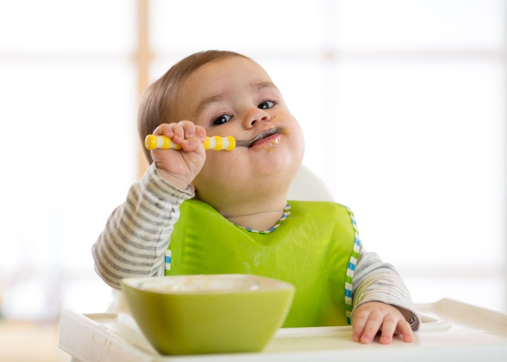 Como o bebê pode aprender a comer a comida da família?